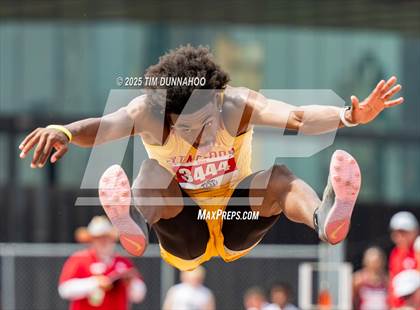Thumbnail 2 in UIL 4A Boys Track & Field Finals photogallery.