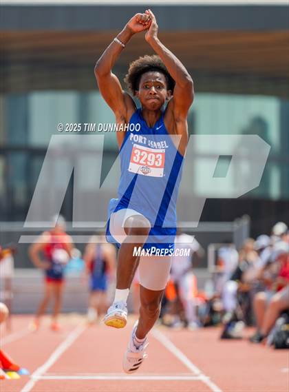 Thumbnail 1 in UIL 4A Boys Track & Field Finals photogallery.