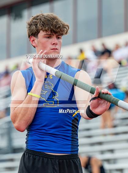 Thumbnail 3 in UIL 4A Boys Track & Field Finals photogallery.