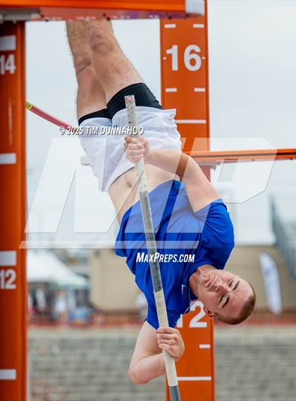 Thumbnail 3 in UIL 4A Boys Track & Field Finals photogallery.
