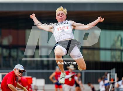 Thumbnail 2 in UIL 4A Boys Track & Field Finals photogallery.