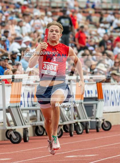 Thumbnail 2 in UIL 4A Boys Track & Field Finals photogallery.