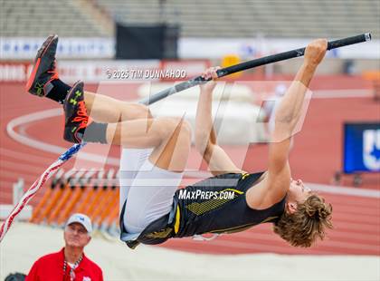 Thumbnail 2 in UIL 4A Boys Track & Field Finals photogallery.