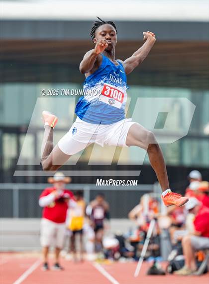 Thumbnail 3 in UIL 4A Boys Track & Field Finals photogallery.