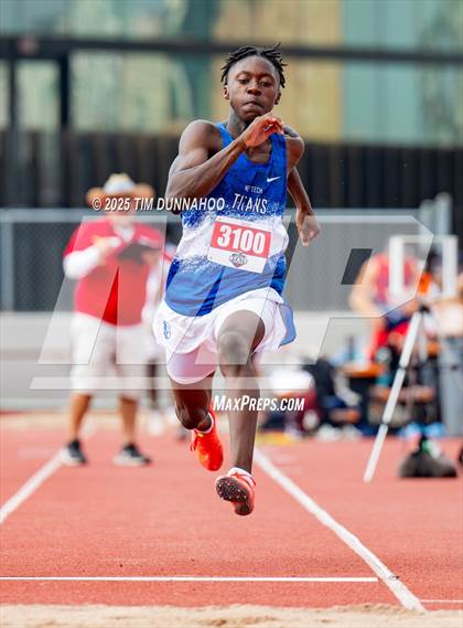 Thumbnail 2 in UIL 4A Boys Track & Field Finals photogallery.