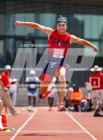 Thumbnail 3 in UIL 4A Boys Track & Field Finals photogallery.