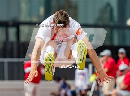 Thumbnail 2 in UIL 4A Boys Track & Field Finals photogallery.