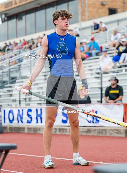 Thumbnail 2 in UIL 4A Boys Track & Field Finals photogallery.