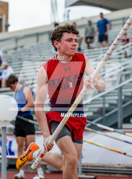 Thumbnail 3 in UIL 4A Boys Track & Field Finals photogallery.