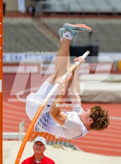 Thumbnail 3 in UIL 4A Boys Track & Field Finals photogallery.