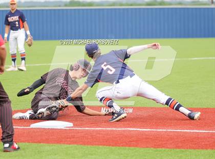 Thumbnail 3 in Rockwall-Heath vs. Sachse (UIL 6A Regional Quarterfinal) photogallery.