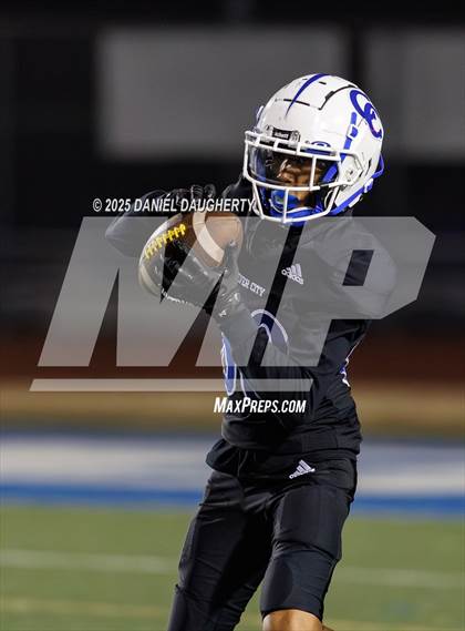 Thumbnail 3 in Lawndale @ Culver City photogallery.