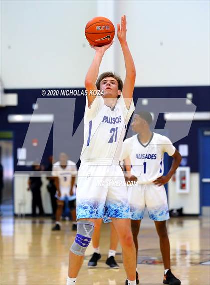 Thumbnail 2 in Palisades vs. Narbonne (CIF LAC D1 Finals) photogallery.
