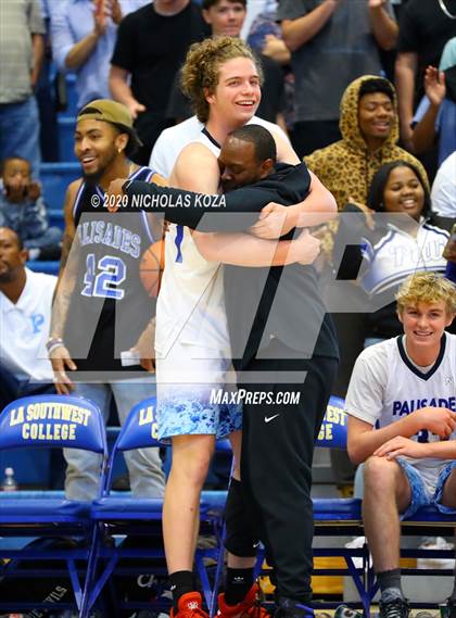 Thumbnail 2 in Palisades vs. Narbonne (CIF LAC D1 Finals) photogallery.