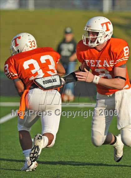 Thumbnail 2 in Texas vs. Waxahachie (Texas 4A Division I Region II Area Playoffs) photogallery.