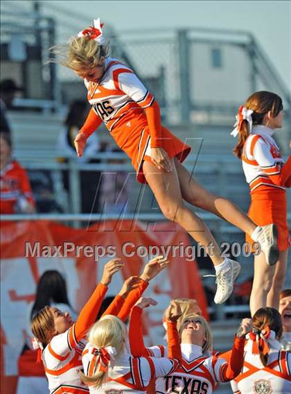 Thumbnail 3 in Texas vs. Waxahachie (Texas 4A Division I Region II Area Playoffs) photogallery.