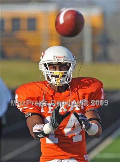 Thumbnail 3 in Texas vs. Waxahachie (Texas 4A Division I Region II Area Playoffs) photogallery.