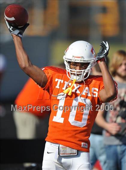 Thumbnail 2 in Texas vs. Waxahachie (Texas 4A Division I Region II Area Playoffs) photogallery.