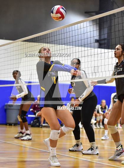 Thumbnail 1 in Hamilton vs. The First Academy (Nike Tournament of Champions) photogallery.