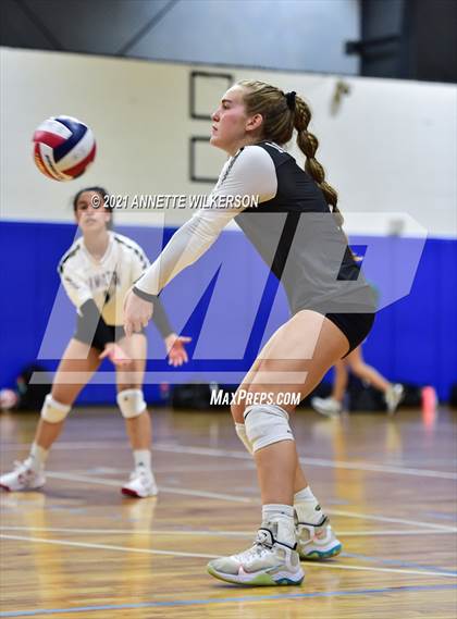 Thumbnail 2 in Hamilton vs. The First Academy (Nike Tournament of Champions) photogallery.