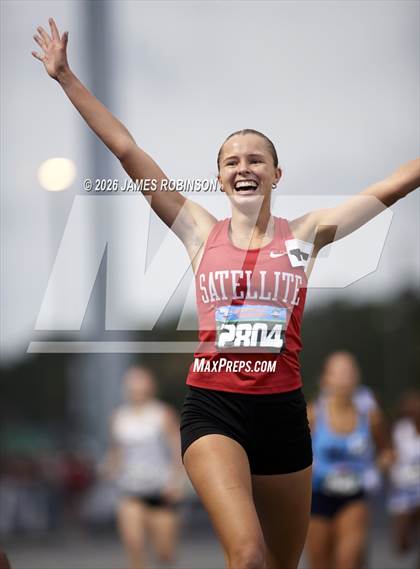 Thumbnail 1 in FHSAA Class 3A Final (800m) photogallery.