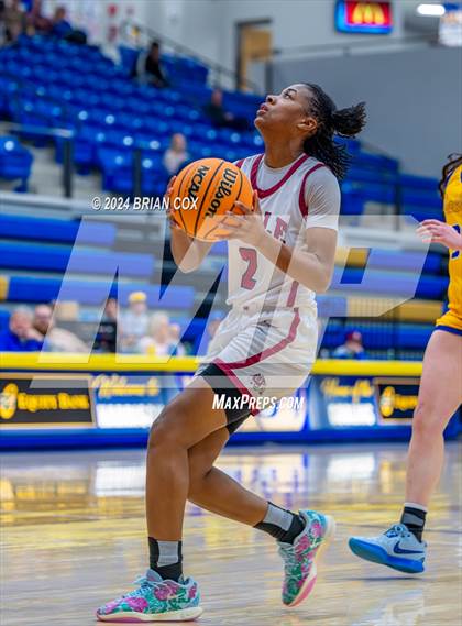 Thumbnail 3 in Sheridan vs Earle (Lendel Thomas Classic) photogallery.