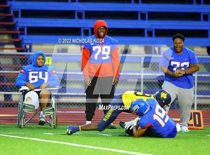 Thumbnail 2 in Warren vs. Serra photogallery.