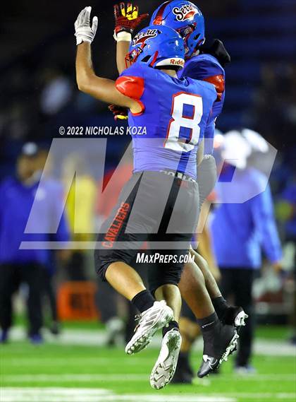 Thumbnail 1 in Warren vs. Serra photogallery.