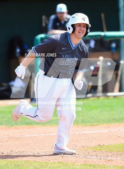 Thumbnail 2 in Farmington vs. Pueblo West (Coach Bob Invitational) photogallery.