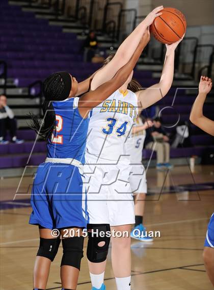 Thumbnail 1 in San Dimas vs. University (MaxPreps Holiday Classic) photogallery.
