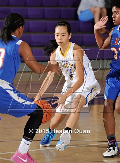 Thumbnail 3 in San Dimas vs. University (MaxPreps Holiday Classic) photogallery.