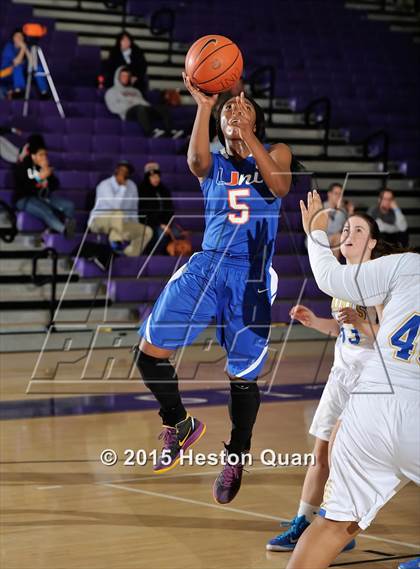 Thumbnail 3 in San Dimas vs. University (MaxPreps Holiday Classic) photogallery.