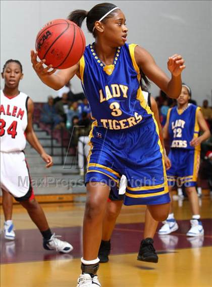 Thumbnail 3 in Smith vs. Salem  (Lady Greyhound Classic) photogallery.