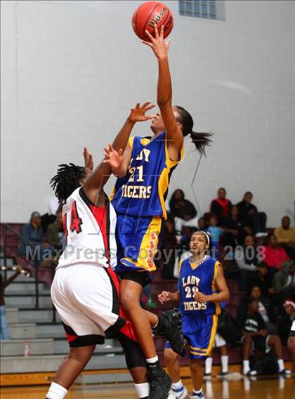 Thumbnail 3 in Smith vs. Salem  (Lady Greyhound Classic) photogallery.