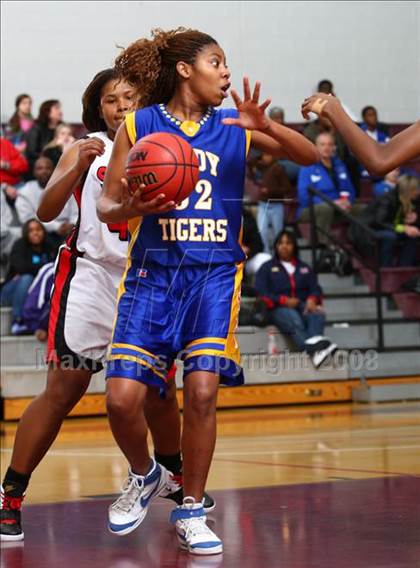 Thumbnail 2 in Smith vs. Salem  (Lady Greyhound Classic) photogallery.