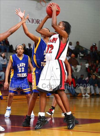 Thumbnail 3 in Smith vs. Salem  (Lady Greyhound Classic) photogallery.