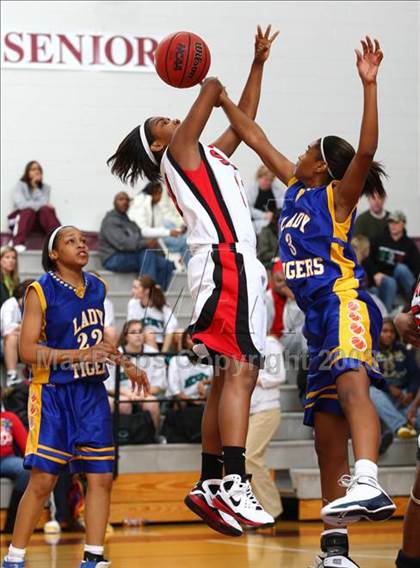 Thumbnail 3 in Smith vs. Salem  (Lady Greyhound Classic) photogallery.