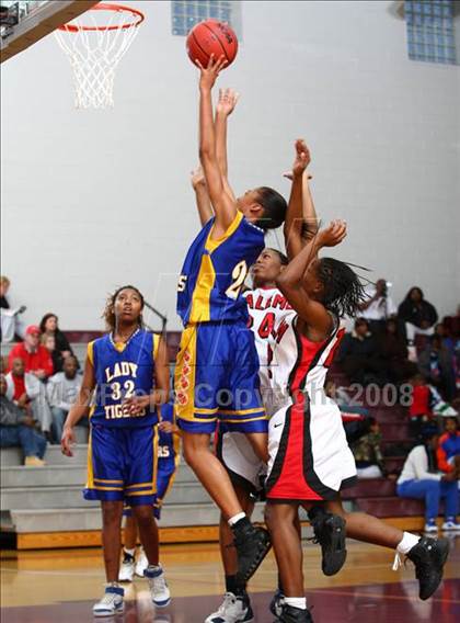 Thumbnail 3 in Smith vs. Salem  (Lady Greyhound Classic) photogallery.