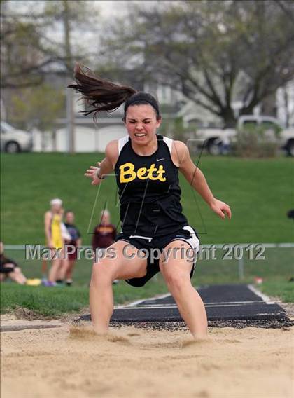 Thumbnail 1 in Iowa City Sherwood Relays (Long Jump/High Jump) photogallery.