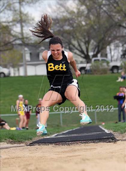 Thumbnail 3 in Iowa City Sherwood Relays (Long Jump/High Jump) photogallery.