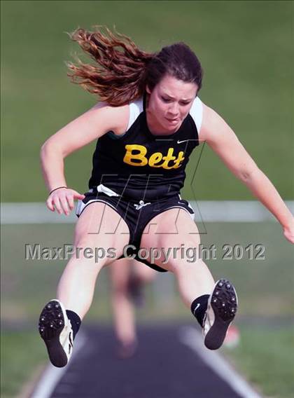 Thumbnail 1 in Iowa City Sherwood Relays (Long Jump/High Jump) photogallery.