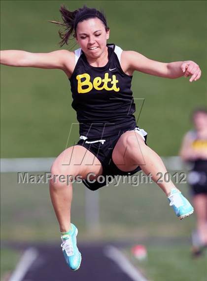 Thumbnail 1 in Iowa City Sherwood Relays (Long Jump/High Jump) photogallery.