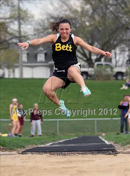 Thumbnail 1 in Iowa City Sherwood Relays (Long Jump/High Jump) photogallery.