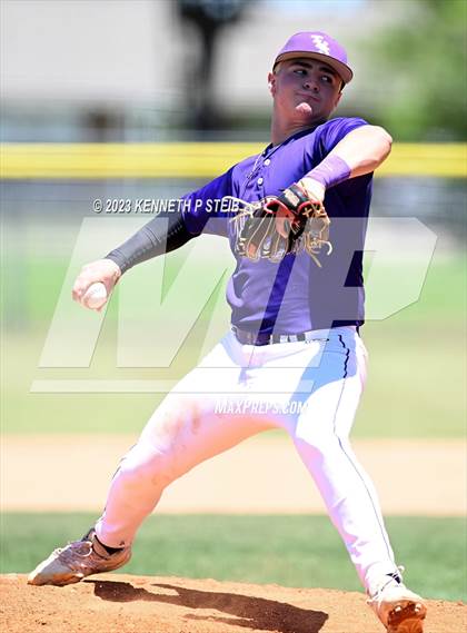 Thumbnail 3 in Thibodaux vs. South Terrebonne (LHSAA Division I Non-Select Bi-District) photogallery.