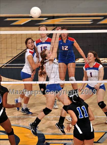 Thumbnail 2 in Christian Brothers vs. La Jolla Country Day (CIF State D4 Final) photogallery.