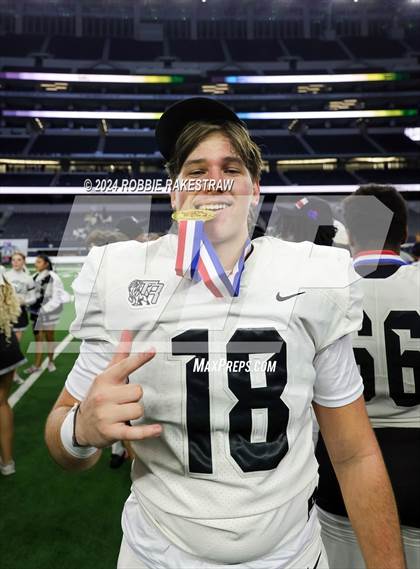 Thumbnail 1 in South Oak Cliff vs. Randle (UIL 5A Division II Football Final Medal Ceremony) photogallery.