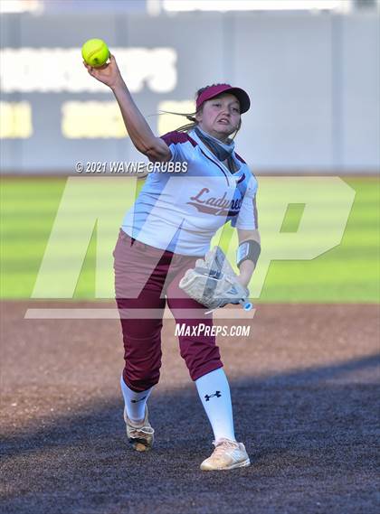Thumbnail 2 in White Oak vs. Atlanta (UIL 3A Area Playoff) photogallery.