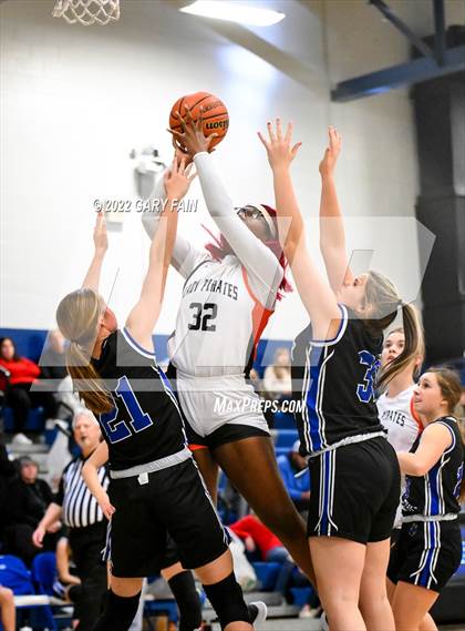 Thumbnail 3 in South Pittsburg vs Sale Creek (Battle At The Creek) photogallery.