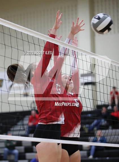 Thumbnail 2 in London vs Highland (OHSAA D2 District) photogallery.