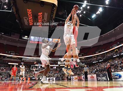 Thumbnail 2 in Bishop Montgomery vs. Mater Dei (CIF SS Open DIV Final) photogallery.